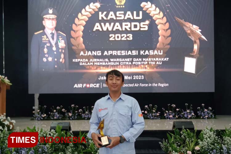 Jurnalis TIMES Indonesia, Achmad Fikyansyah saat menerima penghargaan KASAU Award 2023 di Gedung Balai Prajurit Ardya Loka, Selasa (31/5/2023). (Foto: Achmad Fikyansyah/TIMES Indonesia)