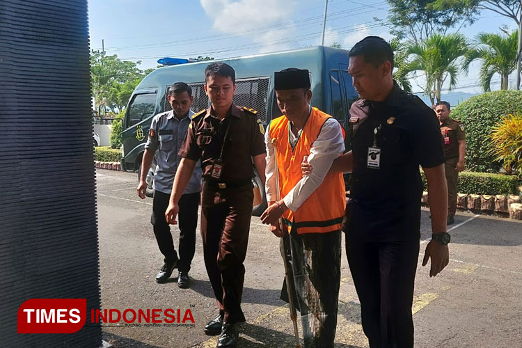 Tersangka Kepala Desa Bangunsari Edy Suwito saat memasukan Kantor Kejari Pacitan (Foto: Rojihan/TIMES Indonesia)