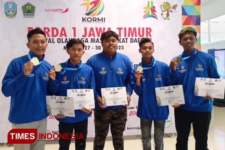 Atlet PUBG Mobile Kabupaten Jember yang berhasil meraih medali emas. (FOTO: Maghrubio Javanoti/TIMES Indonesia)