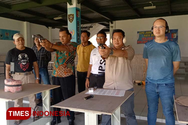 Ketua Umum Komite Olahraga Nasional Indonesia (KONI) Kabupaten Cirebon, Sutardi dan Ketua Harian KONI Kabupaten Cirebon, Sandi Wiranata meninjau atlet menembak Perbakin. (Foto: Nurhidayat/TIMES Indonesia)