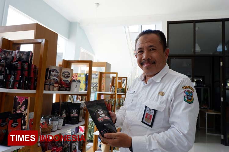 Kepala Dinas Koperasi Usaha Mikro dan Perindustrian Kabupaten Pacitan, Prayitno memanfaatkan PLUT sebagai salah satu sarana pemasaran produk UMKM. (FOTO: Yusuf Arifai/TIMES Indonesia)