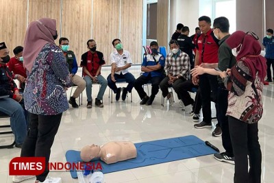 RS Ubaya Beri Pelatihan Pertolongan Pertama Gawat Darurat Bagi Tim ...