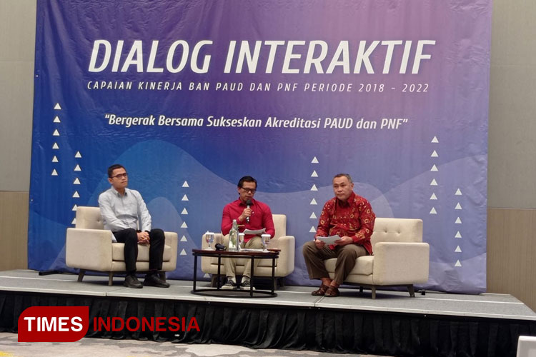 Konferensi pers capaian BAN PAUD dan PNF oleh Ketua BAN PAUD dan PNF Supriyono (kanan) dan Plt. Kepala PSKP BSKAP Irsyad Zamzani (kiri). (FOTO: Fahmi/TIMES Indonesia) 