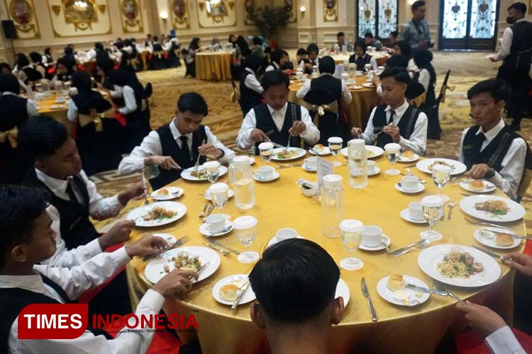 Suasana kelas table manner di Aston Banyuwangi Hotel & Conference Center. (Aston Banyuwangi Hotel for TIMES Indonesia)