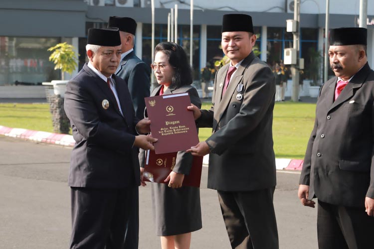 Upacara Hari Lahir Pancasila, Bupati Malang Serahkan Satyalancana Karya Satya