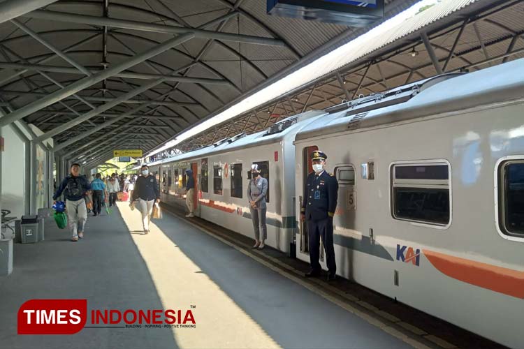 Suasana di peron Stasiun Gubeng Surabaya. PT KAI per 1 Juni 2023 meluncurkan jadwal baru keberangkatan kereta api. (Foto: Wahyu Nurdiyanto/TIMES Indonesia)