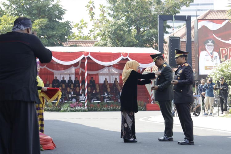 Pangdam V Brawijaya Farid Makruf Terima Penghargaan Lencana Emas Jer Basuki Maya Beya