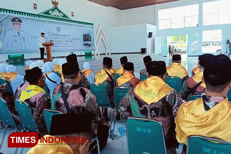 Pj Bupati Morotai Muhammad Umar Ali saat beri sambutan pelepasan CJH Indonesia asal Morotai, Kamis, 1 Juni 2023. (Foto: Munces For TIMES Indonesia).