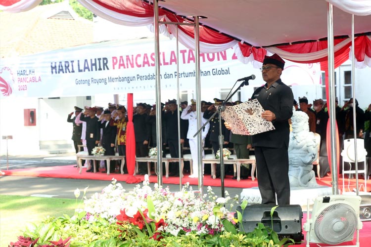 Wabup Sugirah Kenakan Baju Khas Banyuwangi Saat Pimpin Upacara Hari Lahir Pancasila