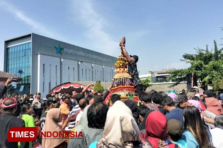 Peringati Hari Lahir Pancasila, Warga Berebut Tumpeng Gunungan Limo di Depan Makam Bung Karno