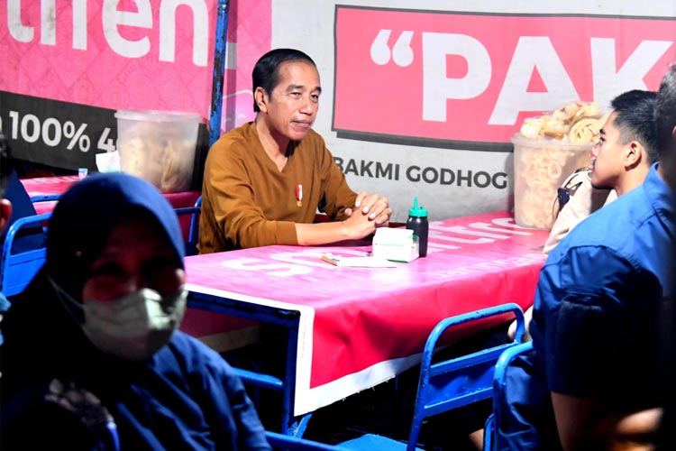 Presiden Jokowi didampingi putra bungsunya yaitu Kaesang Pangarep ketika makam malam Bakmi Pele di Alun-Alun Utara Kota Yogyakarta. (FOTO: Korem 072 Pamungkas)