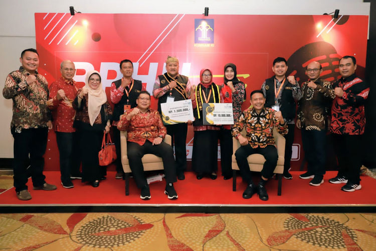 Kades Sumberdem Kabupaten Malang Raih Juara Pertama Paralegal Justice Award 2023