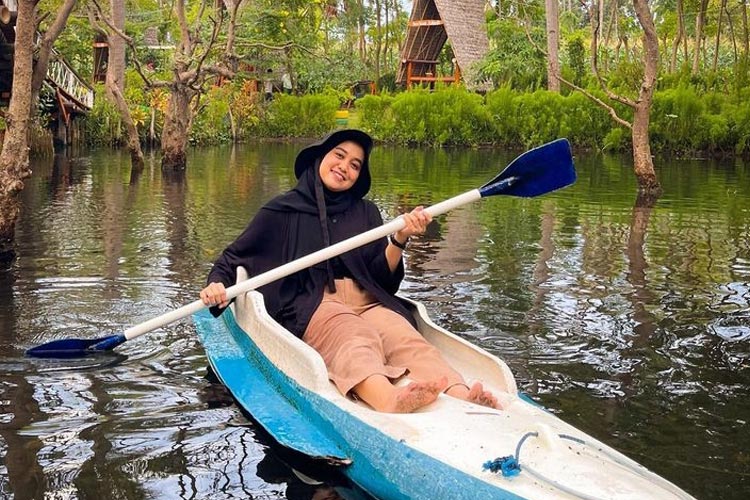 Pengunjung yang sedang bermain kano di Pantai Cacalan. (FOTO : Instagram @pantaicacalan_)