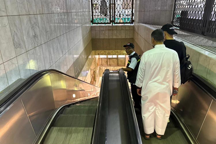 Pilgrim! Please Watch Your Attire while Hooking on Nabawi's Escalators