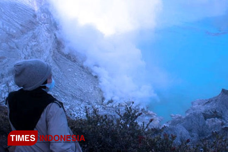 Pengunjung yang sedang menikmati keindahan Kawah Ijen. (Foto : Doc. TIMES Indonesia)