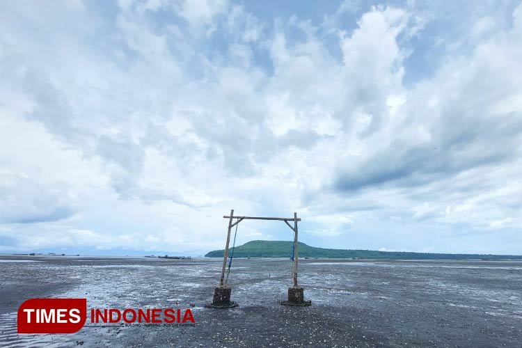 Laut pesisir Teluk Pangpang saat sedang surut, dengan latar belakang hijaunya Tanjung Sembulugan. (FOTO: Anggara Cahya/TIMES Indonesia)