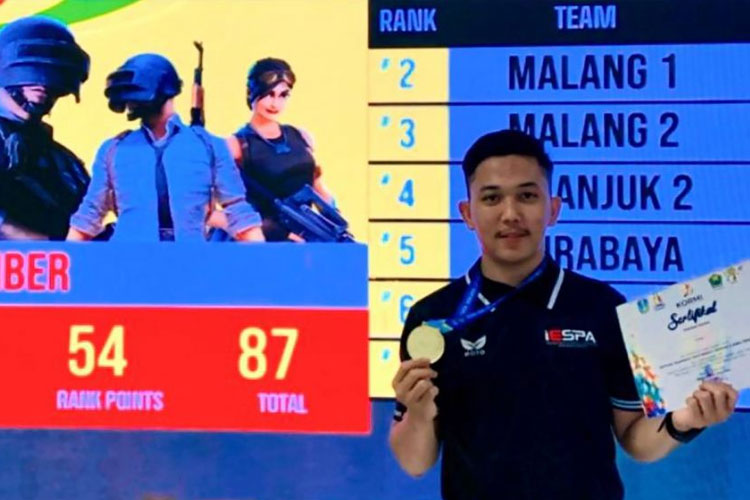 Firman bersama medali emasnya saat usai memenangkan kompetisi Forda Jatim Cabor Esport PUBG Mobile. (FOTO: AJP TIMES Indonesia)