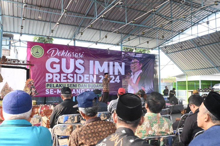 Ratusan pegiat seni budaya se-Malang Raya menyatakan dukungan kepada Ketua Umum DPP PKB, Abdul Muhaimin Iskandar atau Gus Imin sebagai Capres 2024, dalam acara pertunjukan seni di Area Taman Merjosari, Kota Malang pada Jumat (02/06/2023).