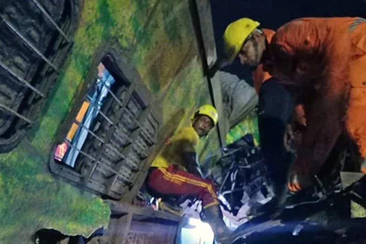 Ilustrasi: Kecelakaan KA dengan mobil di perlintasan sering kali terjadi. Butuh ekstra hati-hati. (Foto: Dok TI)