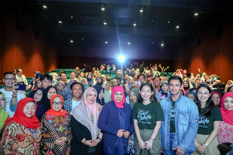 Gubernur Khofifah saat nobar bersama cast film Hati Suhita di Studio XXI Tunjungan 3 Surabaya, Sabtu (3/6/2023) malam. (FOTO: Dok. Humas Pemprov Jatim) 