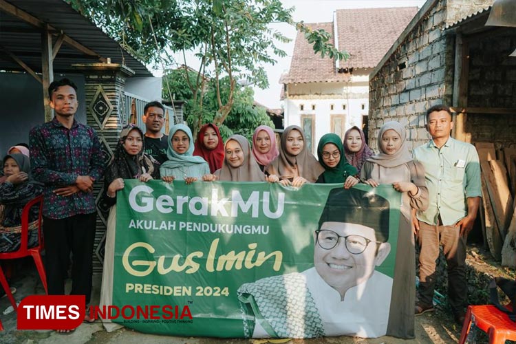 Aktivis Perempuan Milenial menenteng poster Gus Imin Calon Presiden 2024 Mendatang, Minggu (46/2023). (FOTO: Safuwan/TIMES Indonesia)
