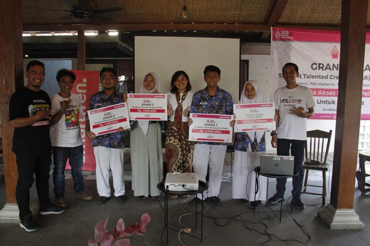 Para pemenang Student Talent Creator Competition Smartfren Community Surabaya, Minggu (4/6/2023).(Dok.Smartfren) 