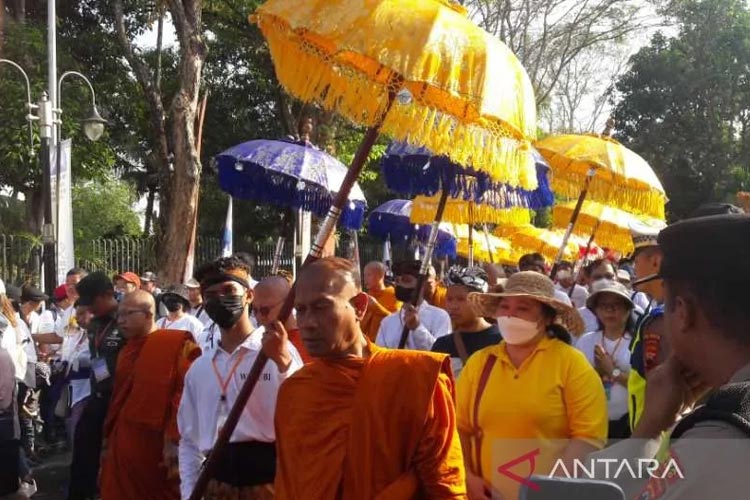 Jelang Waisak, Umat Buddha Berjalan dari Candi Mendut ke Borobudur 