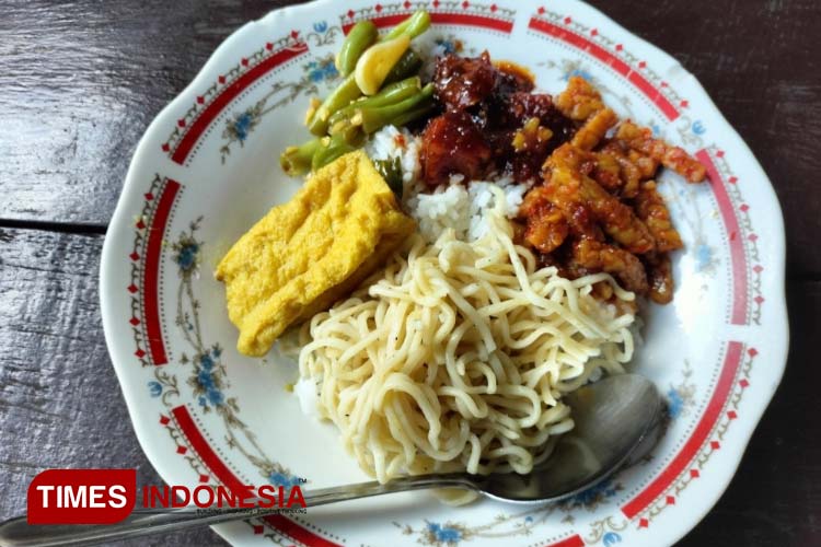 Kuliner Kota Blitar dengan menu nasi campur sederhana namun tak pernah sepi pembeli. (Foto: Nur Al Ana/TIMES Indonesia)