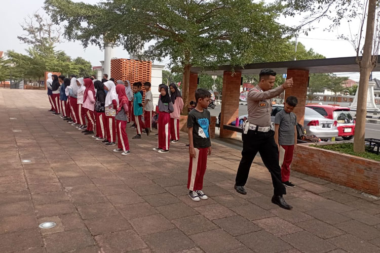 Anggota Satlantas Polres Majalengka membina dan melatih Polisi cilik. (FOTO: Humas Polres Majalengka for TIMES Indonesia)