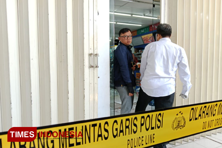 Gerak cepat, kepolisian Banyuwangi, Jawa Timur, memasang garis polisi dan melakukan penyelidikan kepada toko modern Indomaret yang menjadi korban Pencurian. (Foto: Ahmad Sahroni/TIMES Indonesia)
