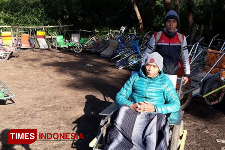 Demi Blue Fire Rela Mendaki, Ojek Troli Jadi Solusi