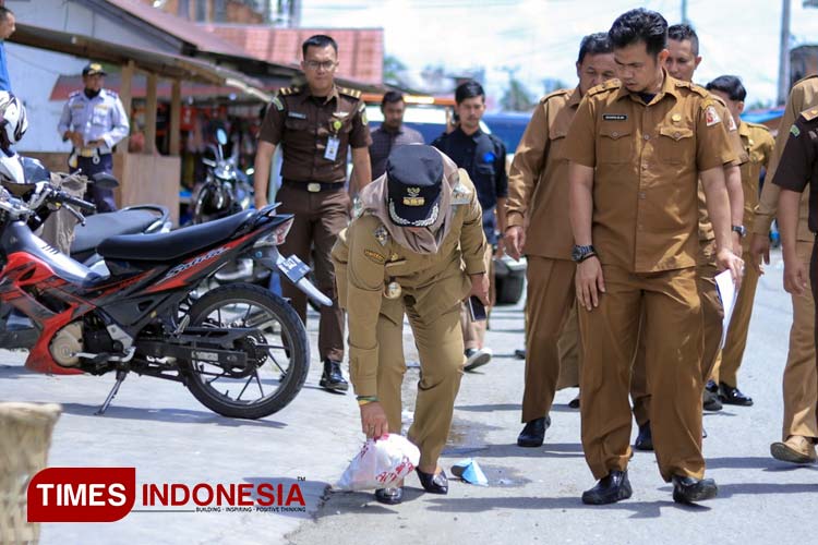 Tinjau Pasar Inpres, Pj Bupati Nagan Raya Aceh Kutip Ceceran Sampah