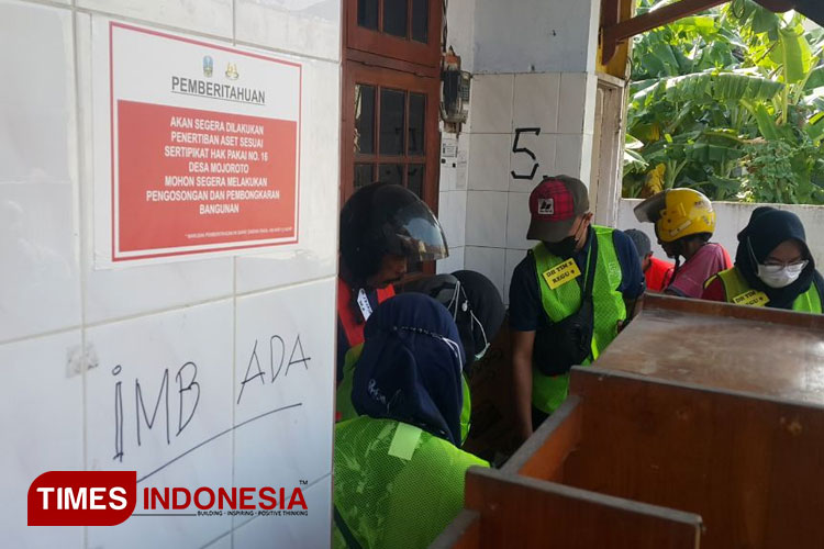 petugas saat melakukan pendataan dan pemindahan barang (foto: yobby/Times Indonesia) 