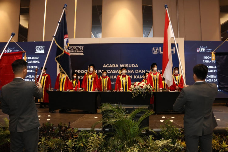Wisudawan UPH Kampus Surabaya Siap Mengabdi untuk Indonesia