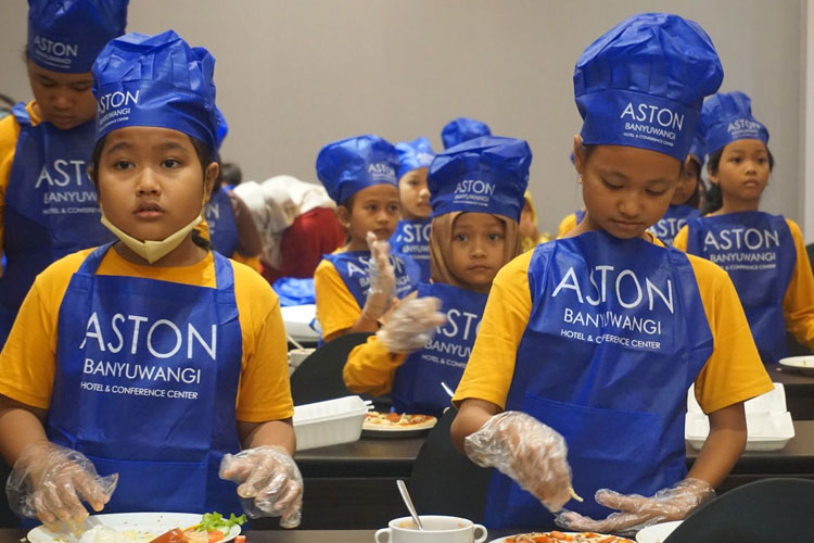 Suasana cooking class di Aston Banyuwangi Hotel. (FOTO: Aston Banyuwangi for TIMES Indonesia)