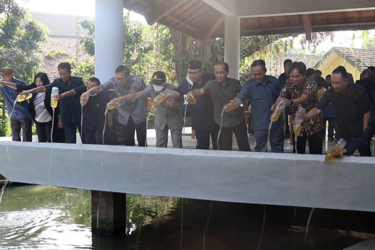 Jajaran Rektorat dan Dekanat UM saat menuangkan cairan eco enzyme di kolam Trapesium milik UM, Senin (5/6/2023). (Foto: Humas UM for TIMES Indonesia)