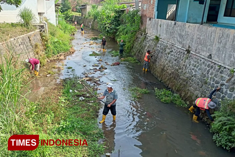 Proses normalisasi sungai dam temboro, Buring, Kec. Kedungkandang, Kota Malang oleh tim GASS. Senin, (5/6/2023). (foto: Maghrubio Javanoti/TIMES Indonesia)