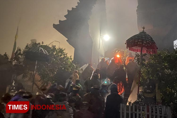 Ritual Yadnya Kasada Bromo Tengger Disambut Kabut Tebal - TIMES Indonesia