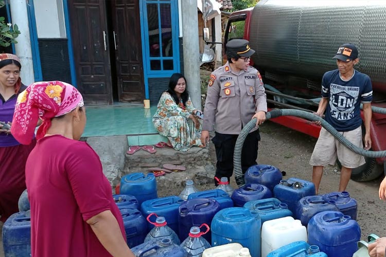 Krisis Kekeringan, Warga Desa Ambal&#45;Ambil Didroping Air Bersih oleh Polsek Kejayan
