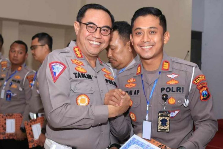 Kasatlantas Polres Pasuruan AKP Yudhi Anugrah Putra menerima penghargaan dari Dirlantas Polda Jatim. (FOTO: AJP TIMES Indonesia)