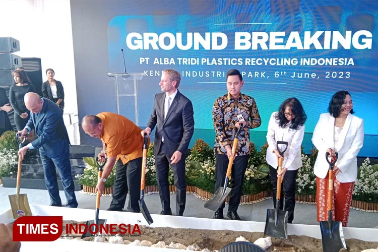Bupati Kendal, Dico M Ganinduto (baju batik) saat meresmikan Groud Breking fasilitas baru PT ALBA, di KIK, Selasa 06/06/2023. (Zamroni/TIMES Indonesia)
