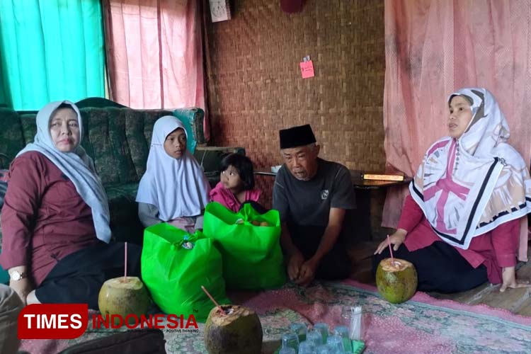 Kisah Amel, Bocah SD di Majalengka Harus Rawat Adik dan Kakeknya