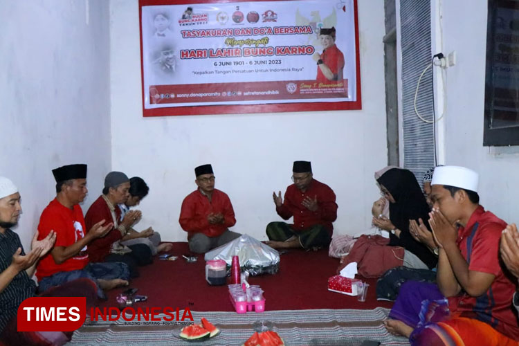 Doa dan tahlil bersama dalam rangka memperingati Hari Lahir Bung Karno (FOTO: Moh Bahri/TIMES Indonesia)