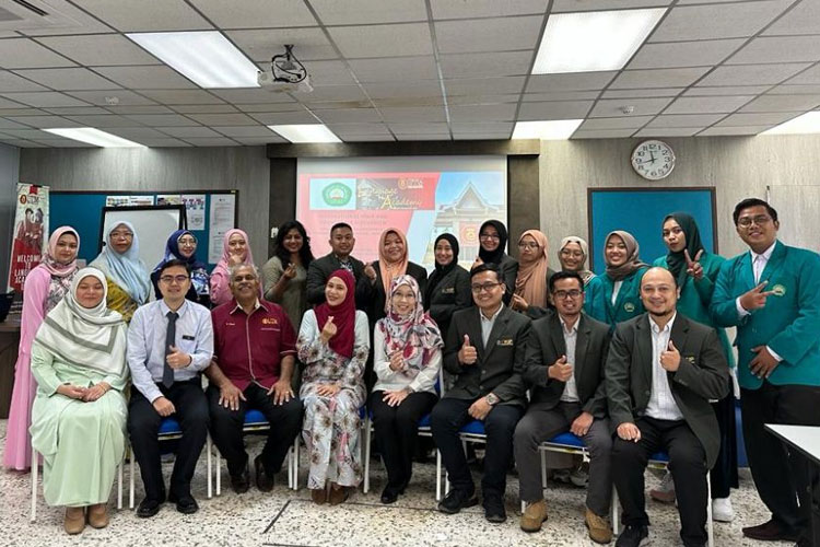 Dosen dan mahasiswa program studi Pendidikan Bahasa Inggris FKIP Unisma Malang melakukan kunjungan ke Universiti Teknologi Malaysia di Johor Bahru. (FOTO: AJP TIMES Indonesia)