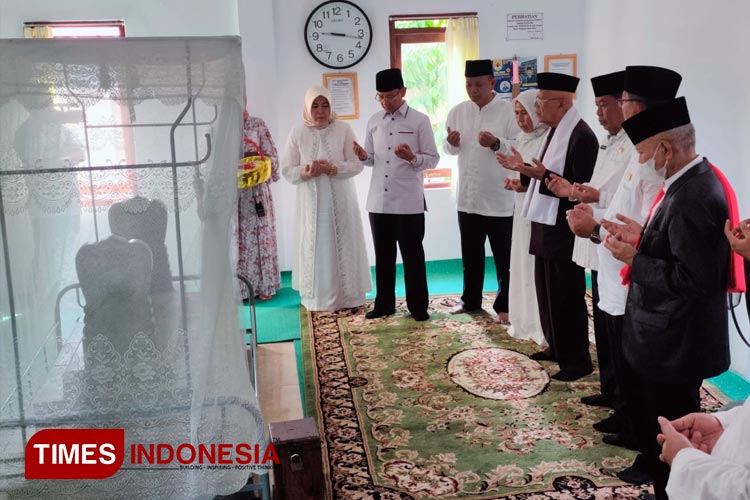 Bupati Majalengka, H Karna Sobahi bersama jajaran pejabat melakukan ziarah makam ke Pangeran Muhamad dan Siti Armilah. (FOTO: Diskominfo Majalengka for TIMES Indonesia)