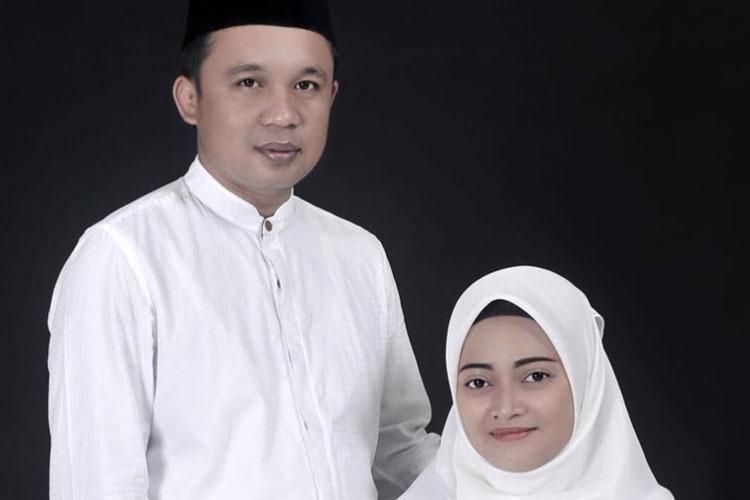 Kepala Desa Petiken Driyorejo Gresik bersama istri (Foto: DMR Production Surabaya for TIMES Indonesia).