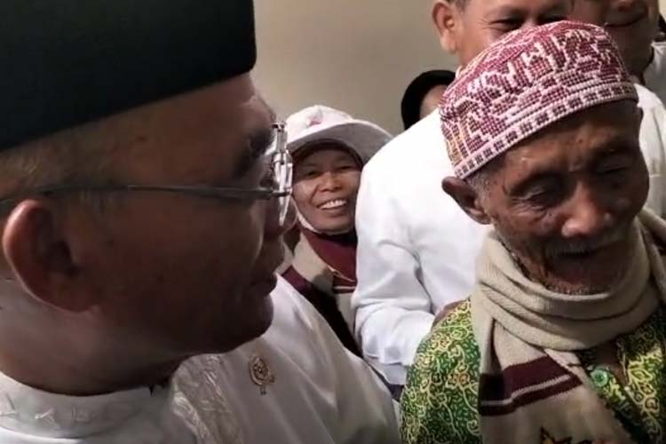 Momen Bahagia Jamaah Haji Tertua Kabupaten Blitar Bertemu Menko PMK di Tanah Suci