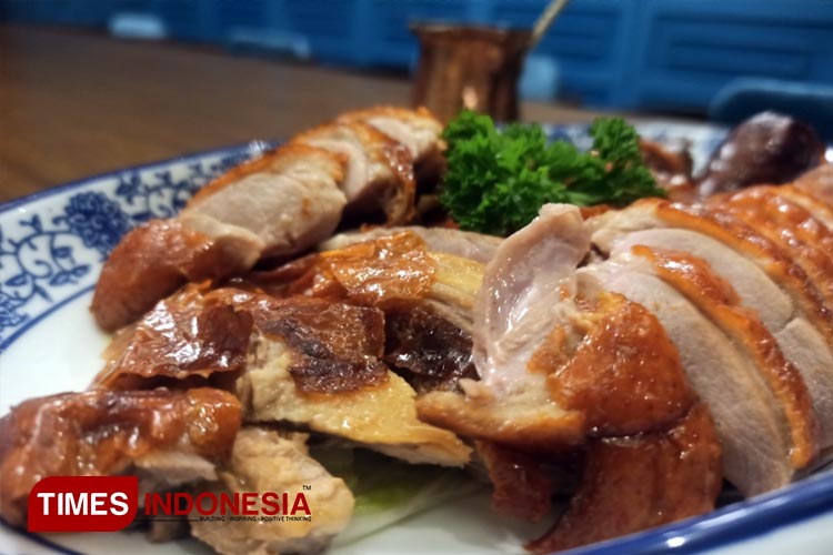 Roast Duck merupakan menu signature di Restoran Suck and Duck. Menu ini selalu menjadi pilihan pertama para tamu, Selasa (6/6/2023). (FOTO: Lely Yuana/TIMES Indonesia) 