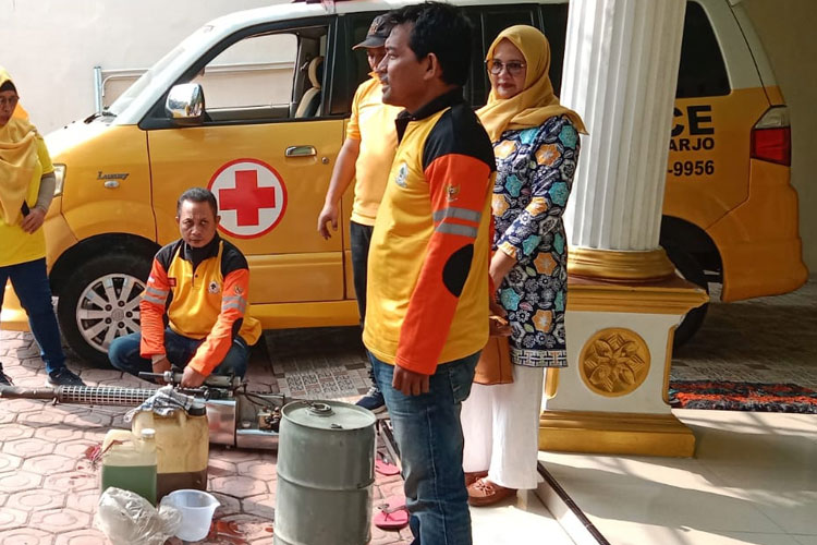Warga Terjangkit DBD, Ning Milla Bareng Golkar Sidoarjo Fogging Ratusan Rumah