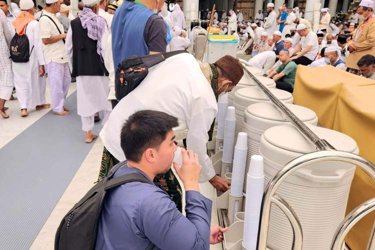 Zamzam Water Benefits - Hajj & Umrah Pilgrimage